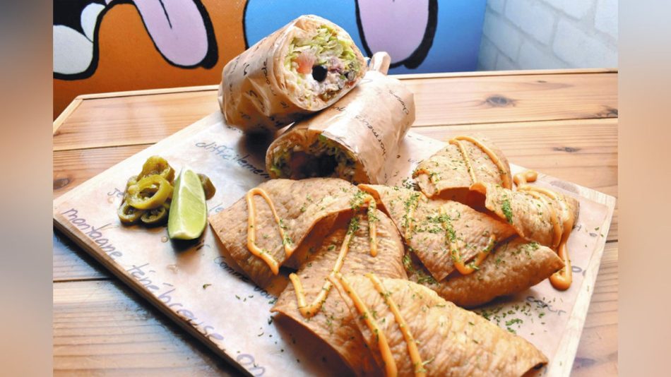 ＜大阪・中央区＞　「Ｆｉｓｈｅｒｍａｎ’ｓ　ＴＡＣＯＳ」のサーモンブリトーとチップスのセット：地域ニュース : 読売新聞