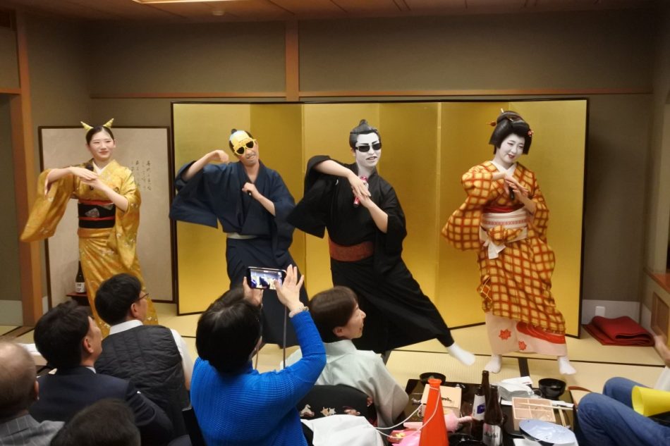 ピンクレディーのUFOを踊る4人 - なんば経済新聞