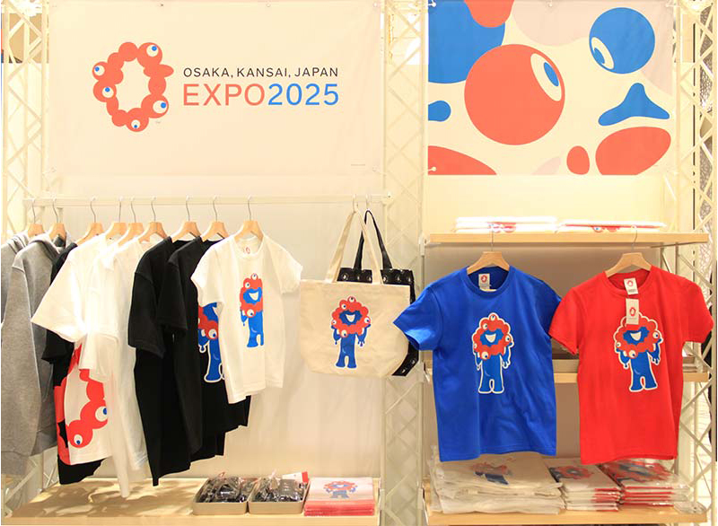ミャクミャクぬいぐるみ90体が45分で即完売！ 大阪・関西万博公式ライセンス商品が大丸東京店で4/18まで1週間限定で販売中！ 4/13からは公式オンライン販売も始まるぞ！ | 鉄道ニュース | 鉄道チャンネル