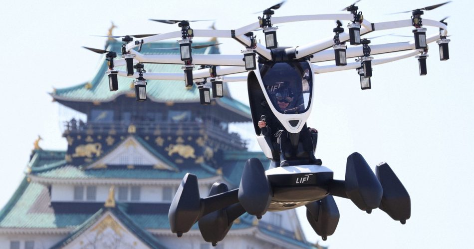 空飛ぶクルマ、パイロット乗り込み初飛行　大阪万博に向け実証 | 毎日新聞