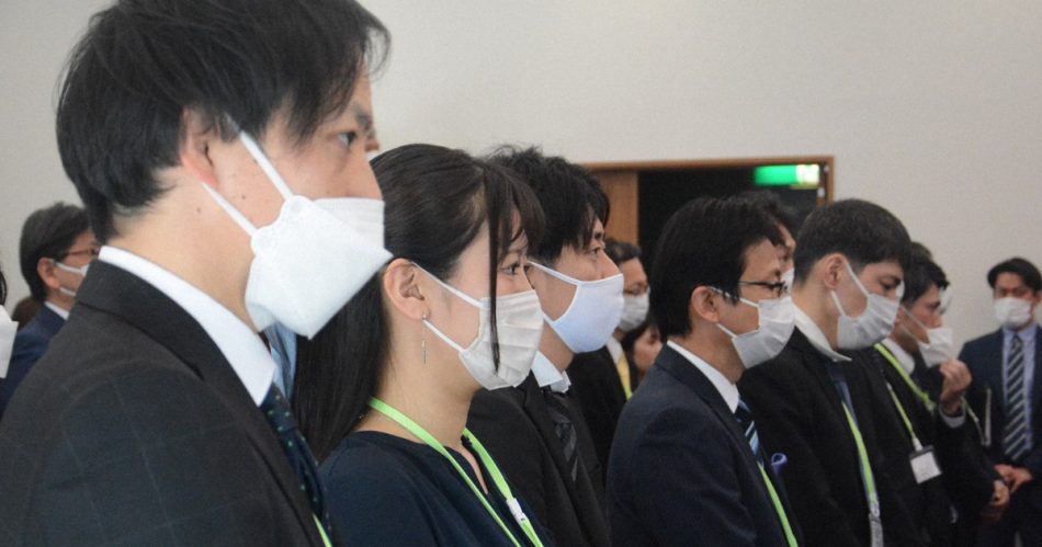 挑戦、責任　春の決意ミャクミャクと…　大阪で入庁・入社式 | 毎日新聞
