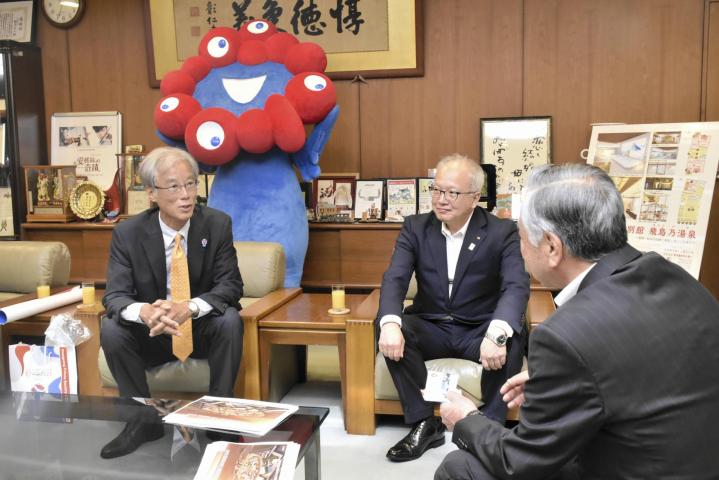 大阪・関西万博来場をＰＲ　関係者らが松山市役所訪問｜愛媛新聞ONLINE