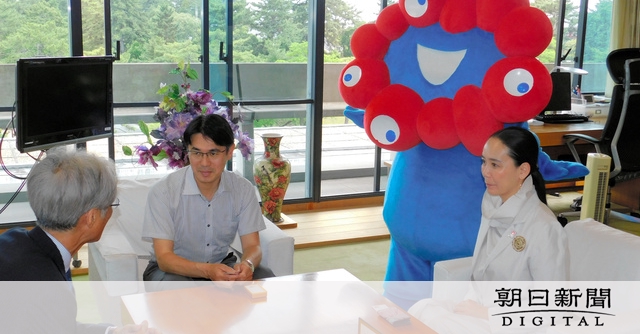 万博キャラ・ミャクミャクと河瀬直美さんが奈良県庁訪問 [奈良県]：朝日新聞デジタル