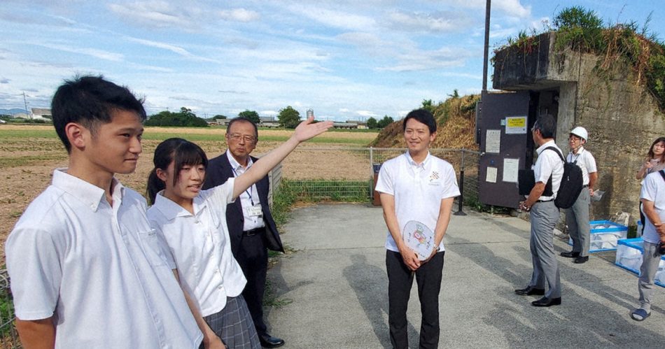 ＳＤＧｓの現場から：ひょうごフィールドパビリオン　「戦争の記憶」遺跡群から　鶉野飛行場跡　高校生が知事をガイド　／兵庫 | 毎日新聞