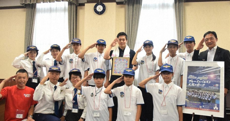 府の空に「ブルー」を　空自チーム招致、知事に協力要請　関西航空少年団　／大阪 | 毎日新聞