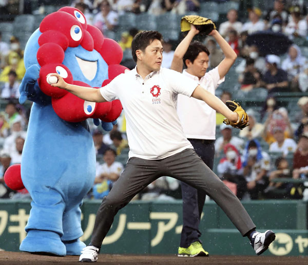 吉村府知事に聞いた「阪神・オリ優勝パレード参加予定は?」 記者の質問はぐらかし逆ギレ|日刊ゲンダイDIGITAL