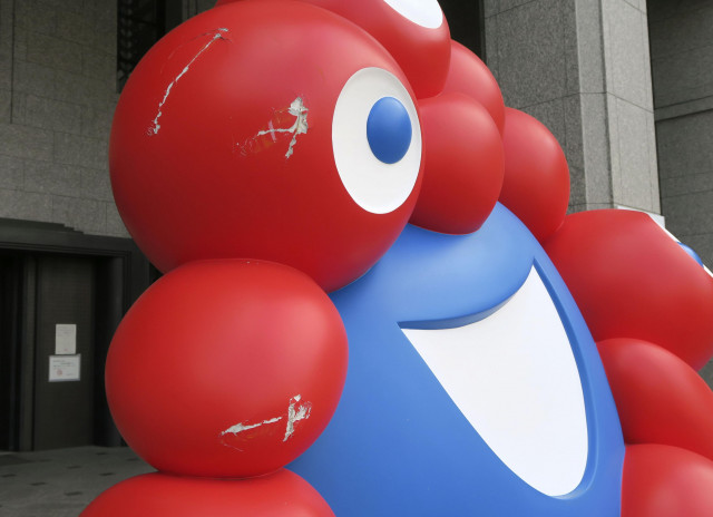 万博「ミャクミャク」の像に傷　大阪市役所前に設置 = 社会 - 写真 - goo ニュース