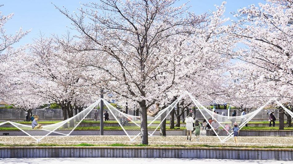 永山祐子建築設計〈うみのハンモック〉が大阪・門真市のさくら広場に期間限定で設置、大阪・関西万博のパナソニックグループパビリオン〈ノモの国〉のベンチに使用予定の"漁網リサイクルネット"を用いた遊具 |建材・家具・エコプロダクト|TECTURE MAG(テクチャーマガジン) | 空間デザイン・建築メディア