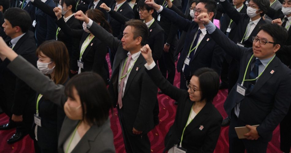 大阪・関西万博を前に日本国際博覧会協会で入所式 [写真特集1/6] | 毎日新聞