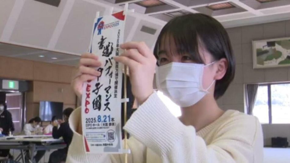 来年の大阪・関西万博で披露する書道パフォーマンス甲子園をPR 高校生が卓上のぼり旗を製作 愛媛・四国中央市 | TBS NEWS DIG