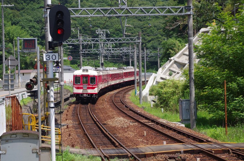 ミャクミャクが機運を盛り上げる！神戸電鉄で大阪・関西万博のラッピング列車を運行｜よろず〜ニュース