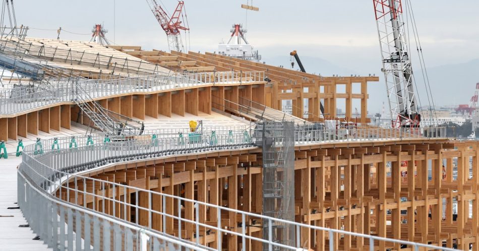 大阪万博「大屋根」の現場公開　木造部分の8割完成 - 日本経済新聞