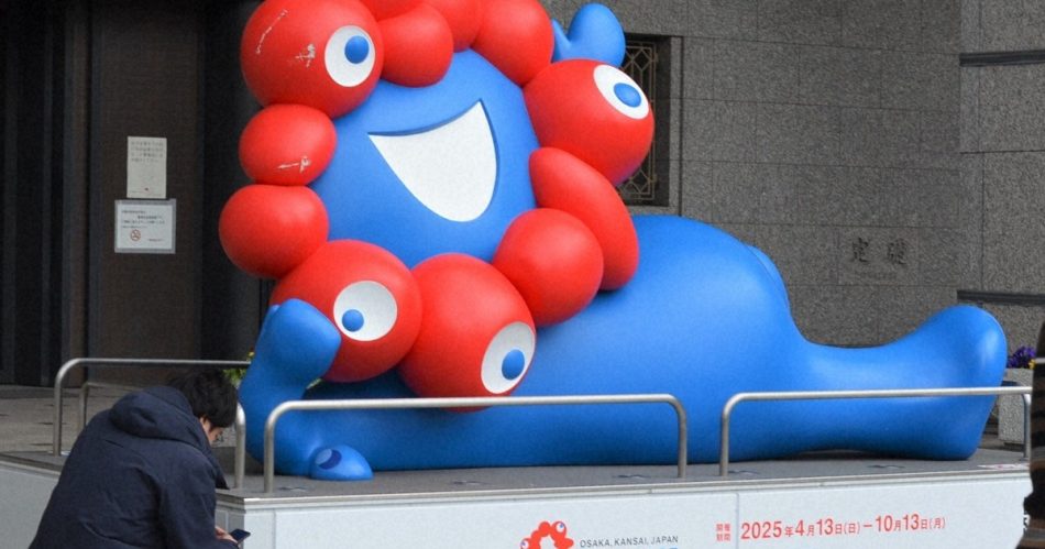 万博公式キャラ「ミャクミャク」の巨大モニュメントに複数の傷 | 毎日新聞