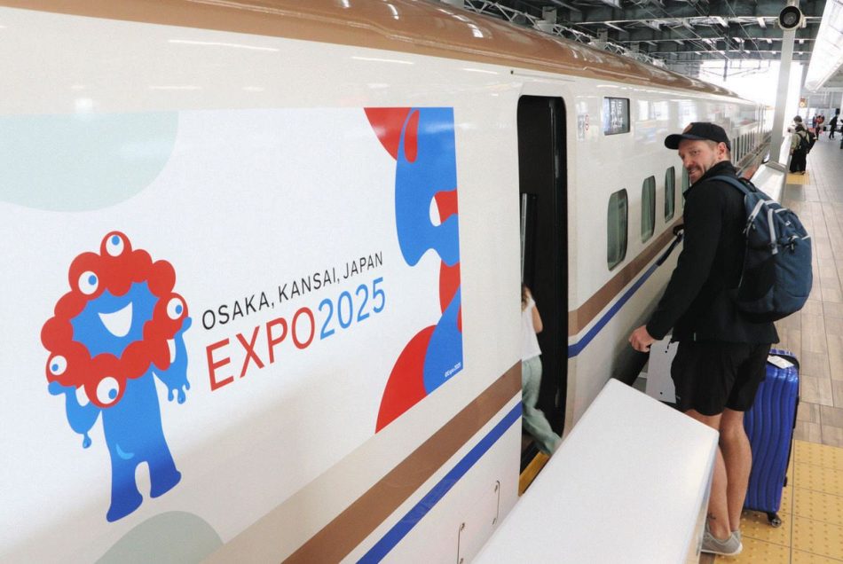 見ると大阪万博に行きたくなる？「ミャクミャク」ラッピング新幹線　開幕１年前で運行開始：中日新聞Web