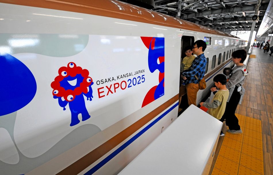 北陸新幹線に大阪・関西万博公式キャラ「ミャクミャク」登場 JR西、ラッピング列車運行スタート | 経済,催し・文化 | 福井のニュース | 福井新聞ONLINE
