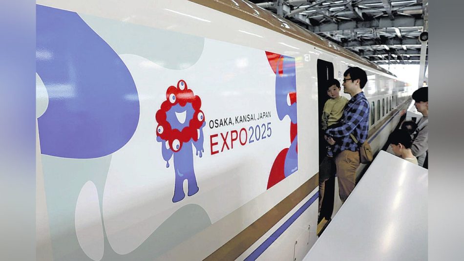 北陸新幹線「ミャクミャク」と発進…敦賀駅でお披露目、大阪万博閉幕まで走行 : 読売新聞