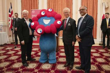 ロンドンで万博公式キャラ披露　ミャクミャク、日本大使館 | nippon.com