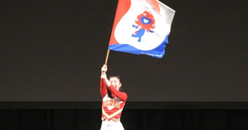 高校生チア68人が「いくぞ!万博」ミャクミャクのフラッグ持って舞う | ORICON NEWS