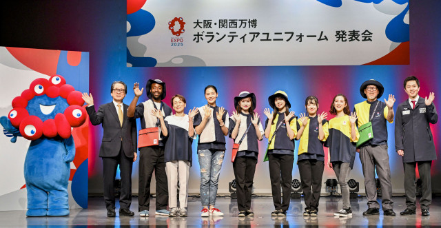 万博のボランティア制服お披露目　大阪・関西、ネービー基調 = 社会 - 写真 - goo ニュース