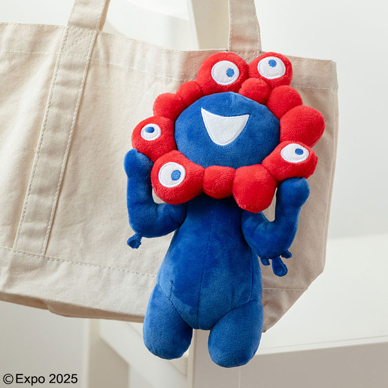 背中は小物入れに。大阪・関西万博「ミャクミャク」ぬいぐるみ付きムックが宝島社から6月17日発売決定! - GAME Watch