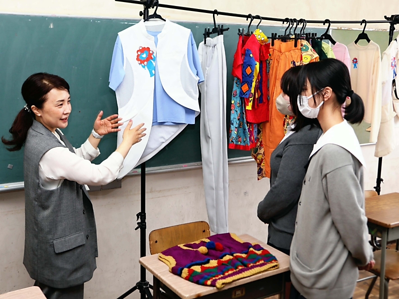 大阪万博の制服デザイン、飯田市出身の服部さんが母校で座談会　後輩にアドバイス「夢と自信持って羽ばたいて」｜信濃毎日新聞デジタル　信州・長野県のニュースサイト