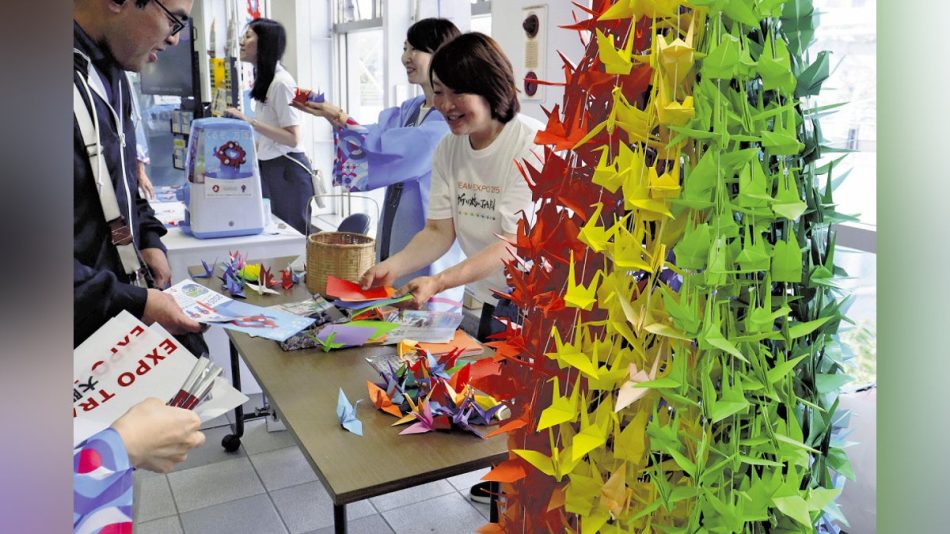 大阪・関西万博へ「折り鶴１００万羽プロジェクト」…那覇市で制作、万博会場などに飾りつけ：地域ニュース : 読売新聞