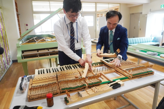 時を超え架け橋に　1970年大阪万博で使用のピアノ、奈良県立宇陀高校で調整作業｜奈良新聞デジタル