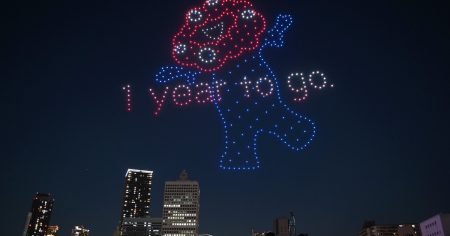 大阪の夜空にミャクミャク出現　ドローン500機が10分間旋回 | 毎日新聞