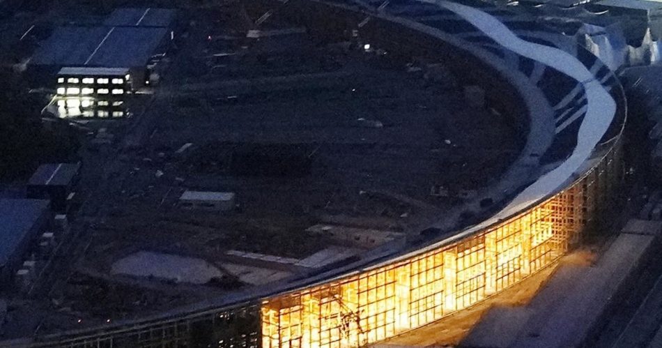 闇に浮かぶ光の回廊　大阪・関西万博の大屋根「リング」が試験点灯 | 毎日新聞