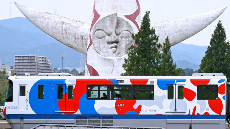 大阪万博 ラッピング列車大集合 赤青ミャクミャク鮮烈に 万博サーチライト - 日本経済新聞