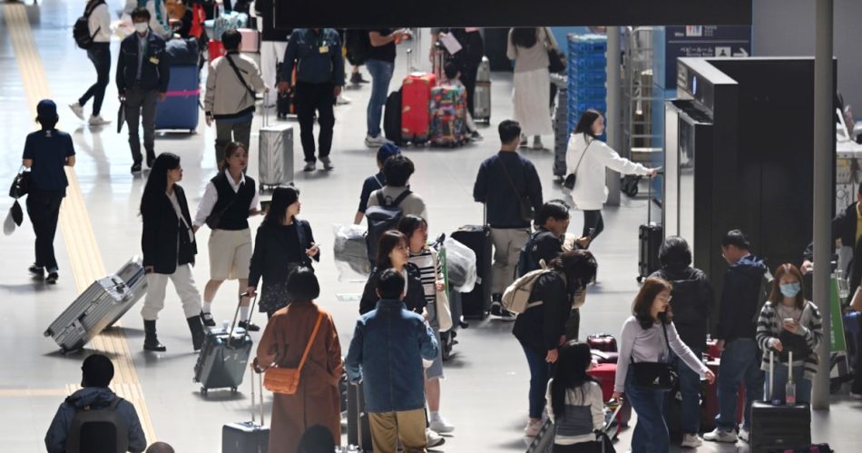 関西国際空港の発着枠3割増で合意　1時間60回、大阪万博前に増便余地 - 日本経済新聞
