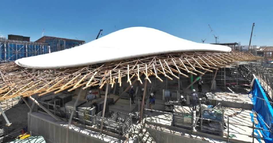 小堀哲夫氏設計の白い傘が屋根の万博「クラゲ館」、四方八方に伸びる木パーツ触手 | 日経クロステック(xTECH)