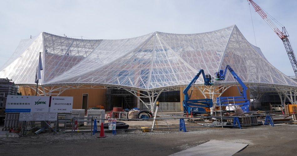 万博「大阪パビリオン」は鳥の巣で再生表現、透明なETFE膜の屋根に水の流れ | 日経クロステック（xTECH）