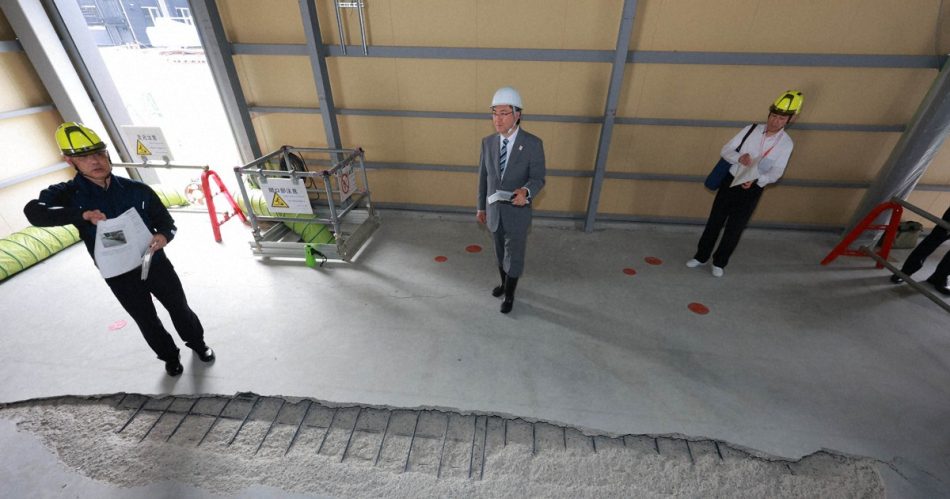 コンクリートはがれ、屋根にへこみ 万博会場の爆発現場を報道公開 | 毎日新聞