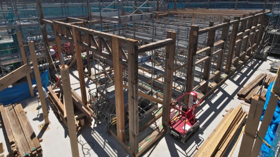 廃校舎3棟移築する河瀬直美氏の万博パビリオン「対話シアター」、木柱に生徒の落書き | 日経クロステック（xTECH）