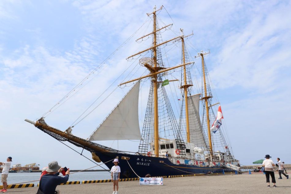 帆船「ＢＬＵＥＯＣＥＡＮみらいへ」新潟県村上市に寄港　おっきなマストにわくわく♪ 2025年大阪・関西万博をＰＲ|47NEWS（よんななニュース）