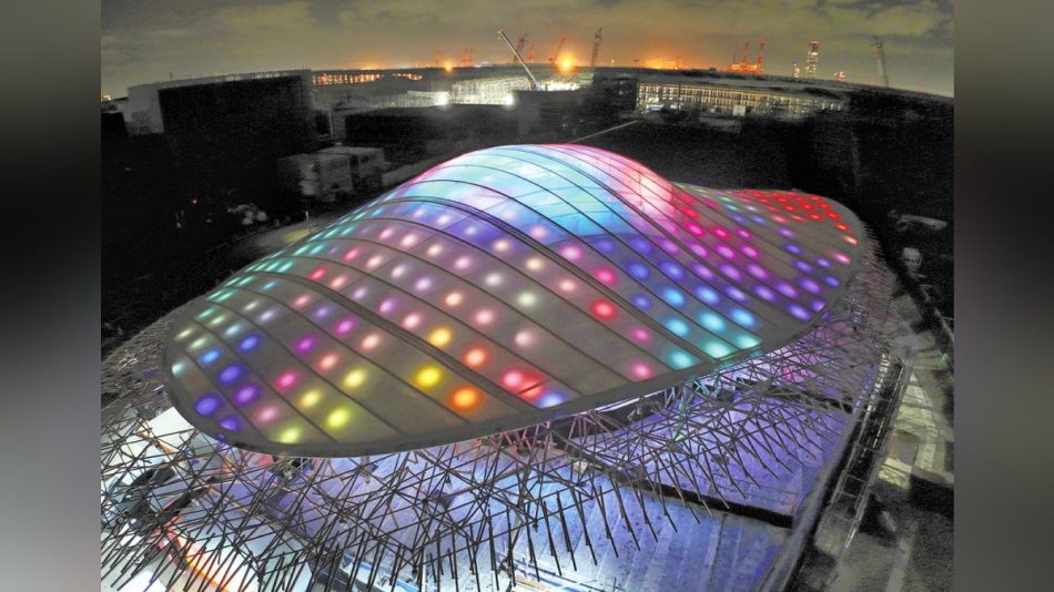 クラゲ館夜を泳ぐ…万博パビリオン・テーマ館の一つで試験点灯：地域ニュース : 読売新聞