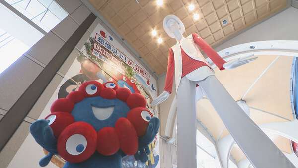 「ナナちゃん人形」 大阪・関西万博スタッフに！ 胸元には「ミャクミャク」 “万博おばあちゃん”もPRに駆け付け|au Webポータル国内ニュース