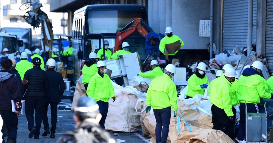 大阪・西成　あいりん総合センターで野宿者を強制退去 ［写真特集1/6］ | 毎日新聞