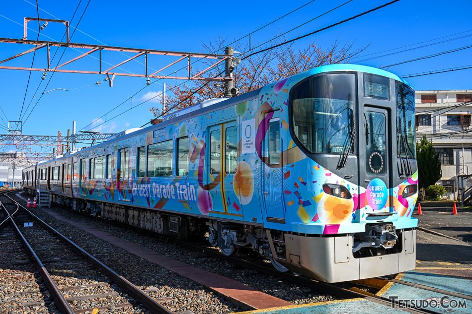JRゆめ咲線の車両が「オープンカー」に!?　万博開催に向け「JR WEST Parade Train」登場（鉄道コム） - Yahoo!ニュース
