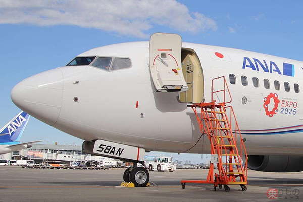 通常塗装と全ッ然違う！ ANA「大阪万博特別デザイン機」ド派手な全貌とは？ 就航直前に実機出現 | 乗りものニュース