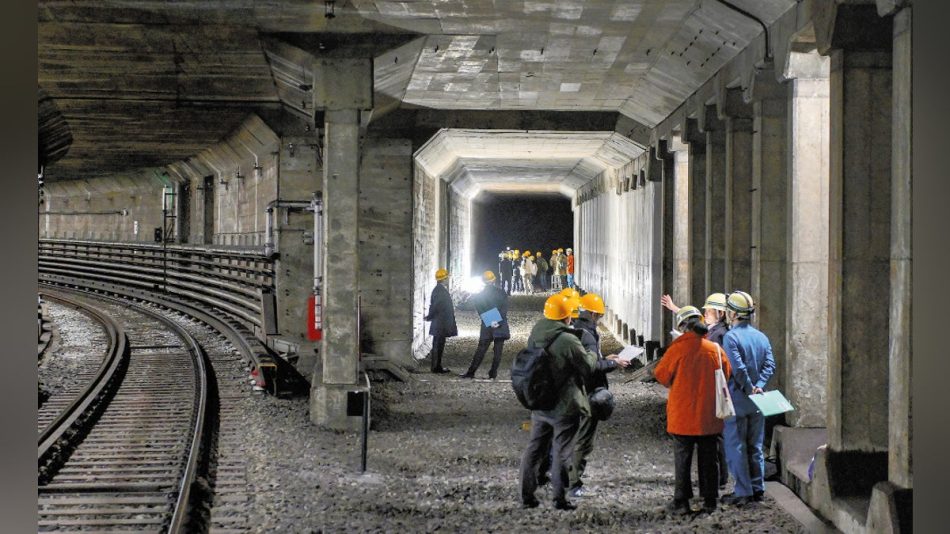 北大阪急行、熱狂をつないだ１９７０年万博のトンネルを公開…阪急は駅名の看板再現 : 読売新聞