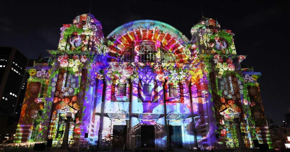 大阪市中央公会堂が鮮やかな光の演出に包まれ　テーマは「繁栄」、光のルネサンス　 - 産経ニュース