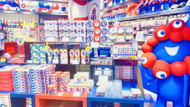 【ミャクミャク様グッズ18選】新大阪駅で買える！「2025大阪・関西万博オフィシャルストア」 | TABIZINE～人生に旅心を～