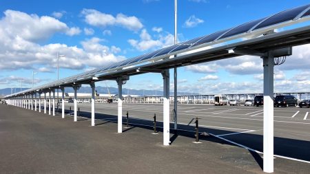 万博に国内最大「ペロブスカイト太陽電池」施設、バス停屋根250mに積水化学が設置 | 日経クロステック（xTECH）