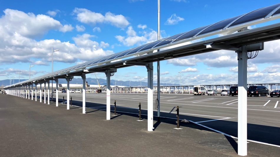 万博に国内最大「ペロブスカイト太陽電池」施設、バス停屋根250mに積水化学が設置 | 日経クロステック（xTECH）