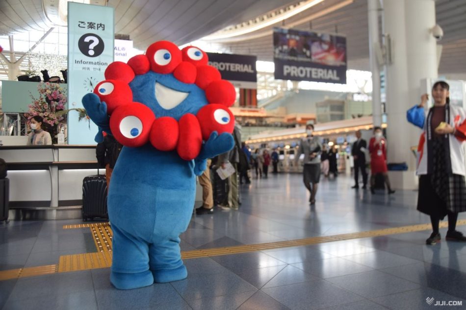 ミャクミャクが羽田空港で万博ＰＲ〔地域〕：時事ドットコム