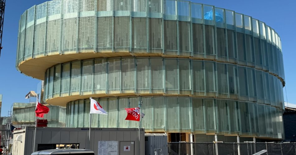 大阪万博チェコ館、らせん回廊に全長250メートルの壁画 - 日本経済新聞