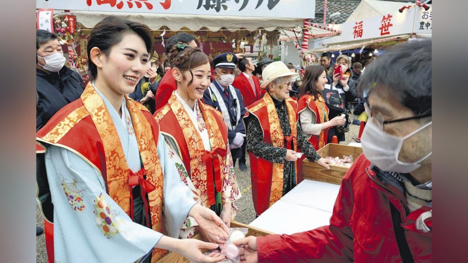 浜村淳さんら紅白の餅を振る舞う…豊中・服部天神宮：地域ニュース : 読売新聞