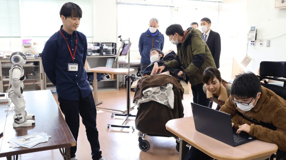 福山市で子どもたちにプログラミング指導　大阪・関西万博を前に | 中国新聞デジタル